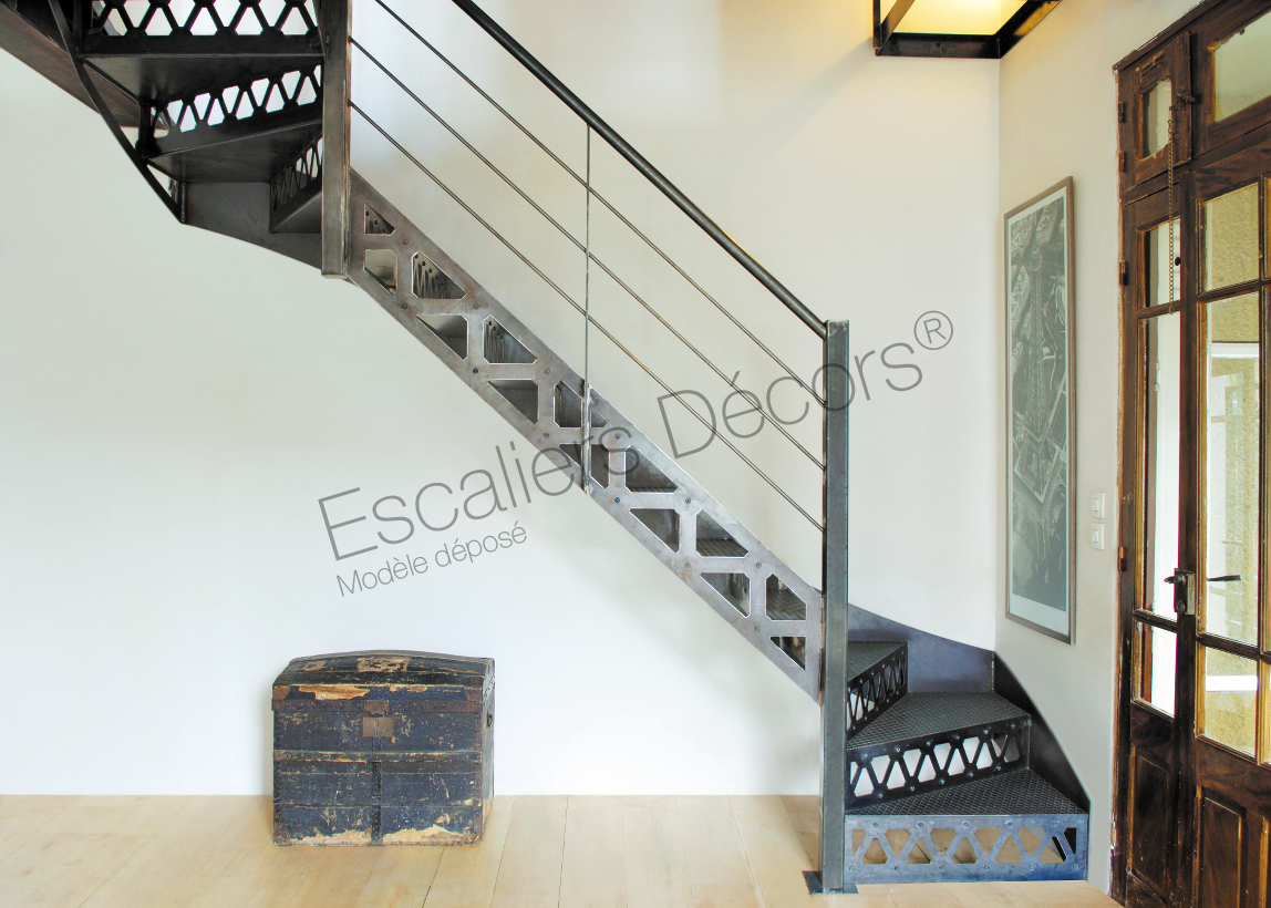 Photo DT36 - ESCA'DROIT® style San Francisco. Escalier 2 quartiers tournants intérieur métallique au design industriel. Vue 2